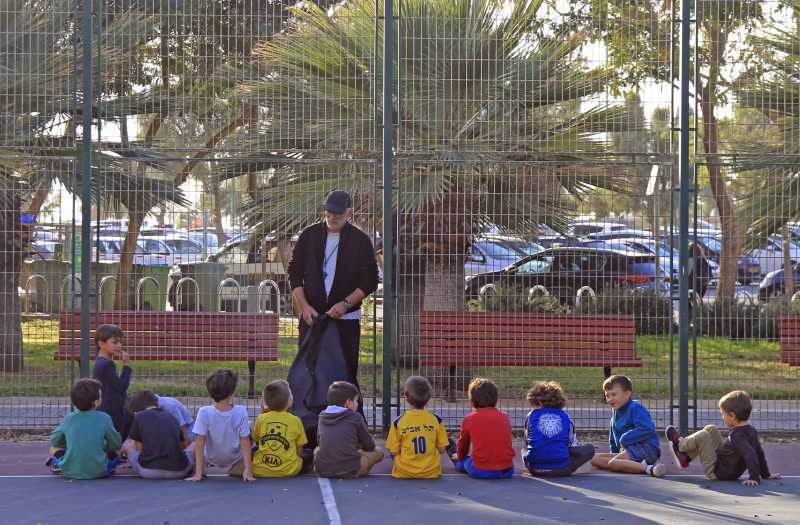 Groupe d'enfants israëliens en cours d'éducation physique